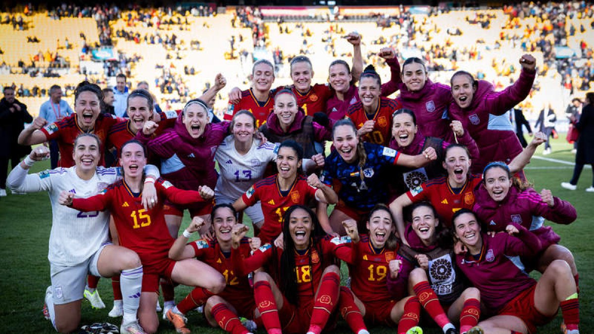 Las jugadoras españolas celebran tras el partido el pase a las semifinales del Mundial. PABLO GARCÍA
