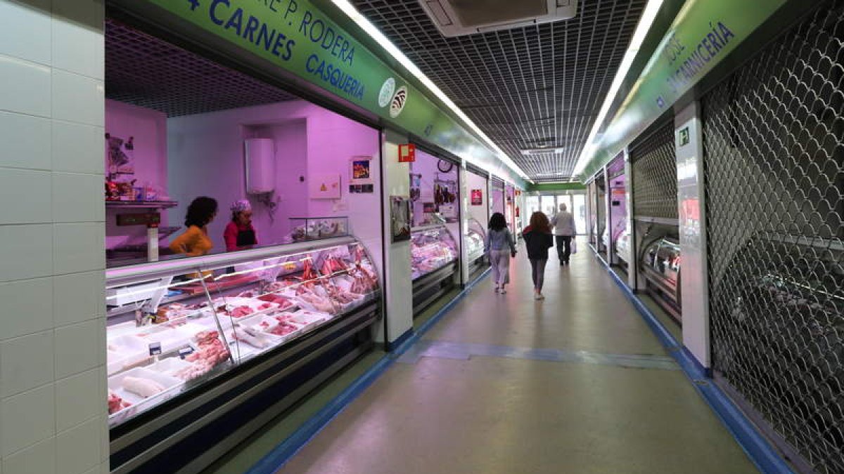 En el Mercado de Abastos todavía hay más de una treintena de locales vacíos. L. DE LA MATA