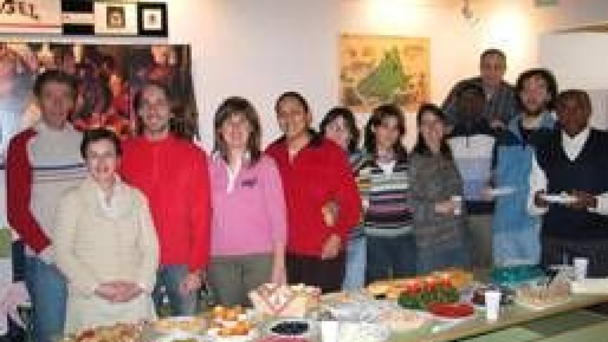 Alumnos del máster de lingüística, durante su fiesta en Villablino