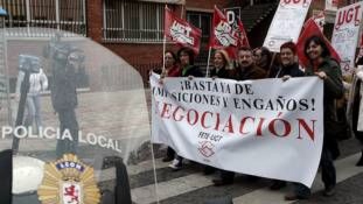 Los representantes de IU junto a los de la plataforma Alto del Bernesga