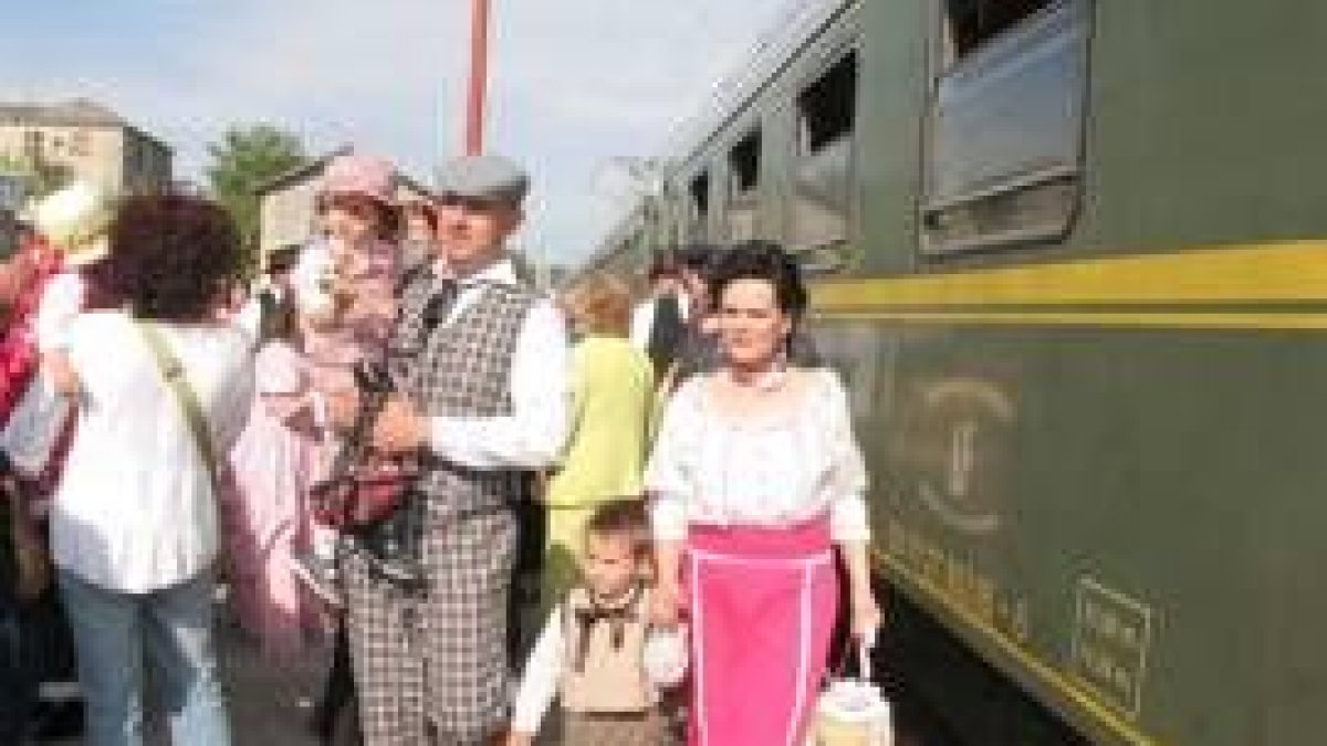 Para viajar en el convoy de la 7700 habrá que vestir de época