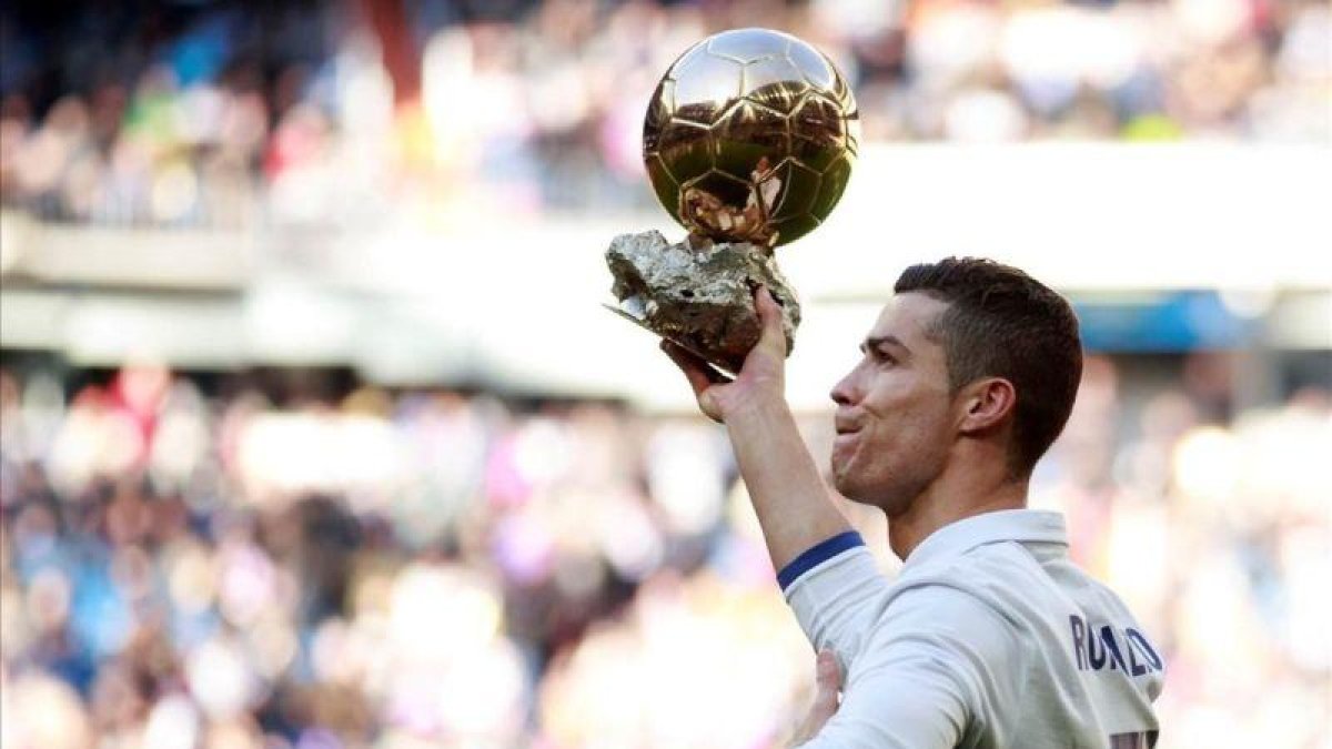 Cristiano Ronaldo ofrece el Balón de Oro al público del Bernabéu antes del encuentro ante el Granada.
