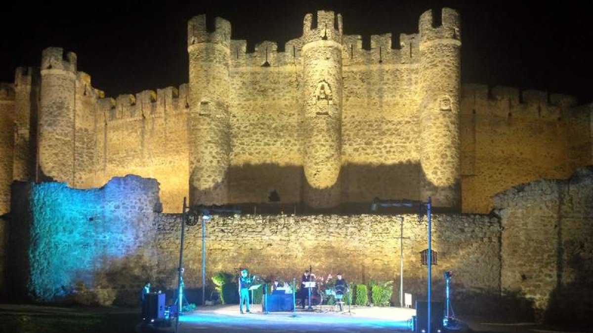 El monumental castillo de Valencia de Don Juan también acogerá la semana cultural. DL