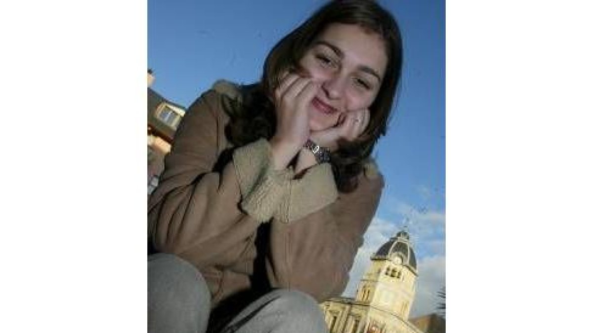 Natalia Silva, Musa del Carnaval 2004, posa en la plaza Mayor de La Bañeza