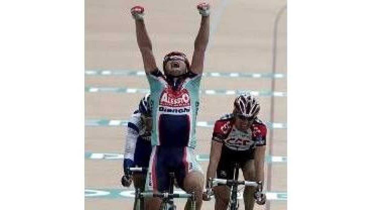 Magnus Backstedt alza los brazos para celebrar el triunfo final