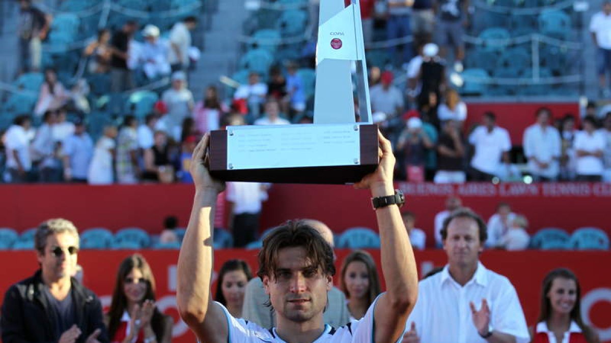 Ferrer levanta el trofeo tras ganar a Almagro en la final.