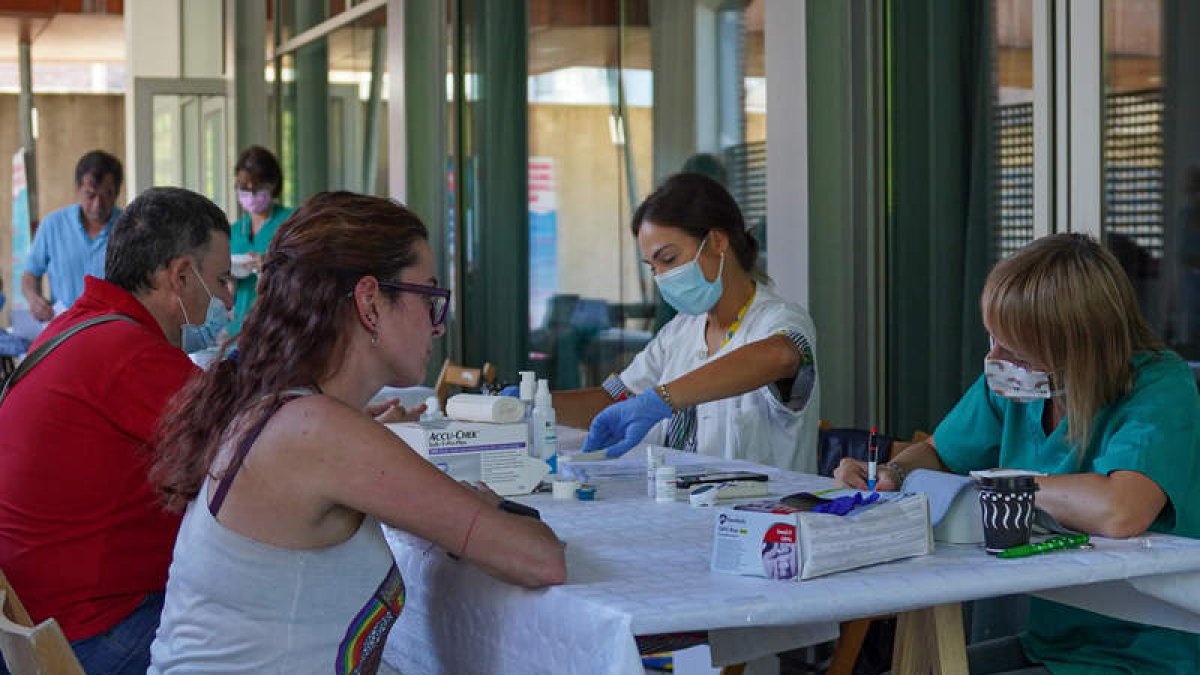 Pruebas cardiovasculares ayer en el Centro Cívico del Crucero. MIGUEL F. B.