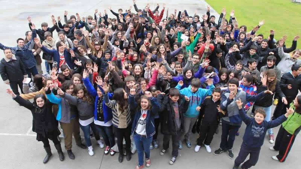 Alumnos del programa y sus profesores, ayer en el patio del Álvaro de Mendaña.