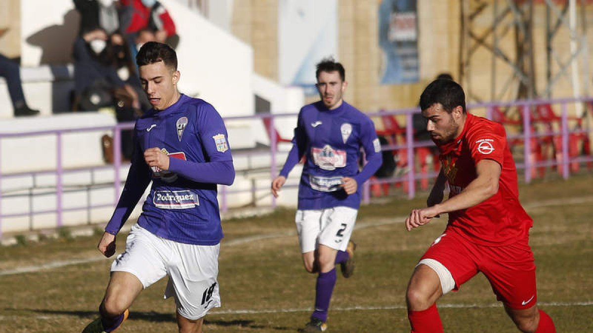 Samuel se está convirtiendo en uno de los jugadores clave del equipo bañezano. FERNANDO OTERO