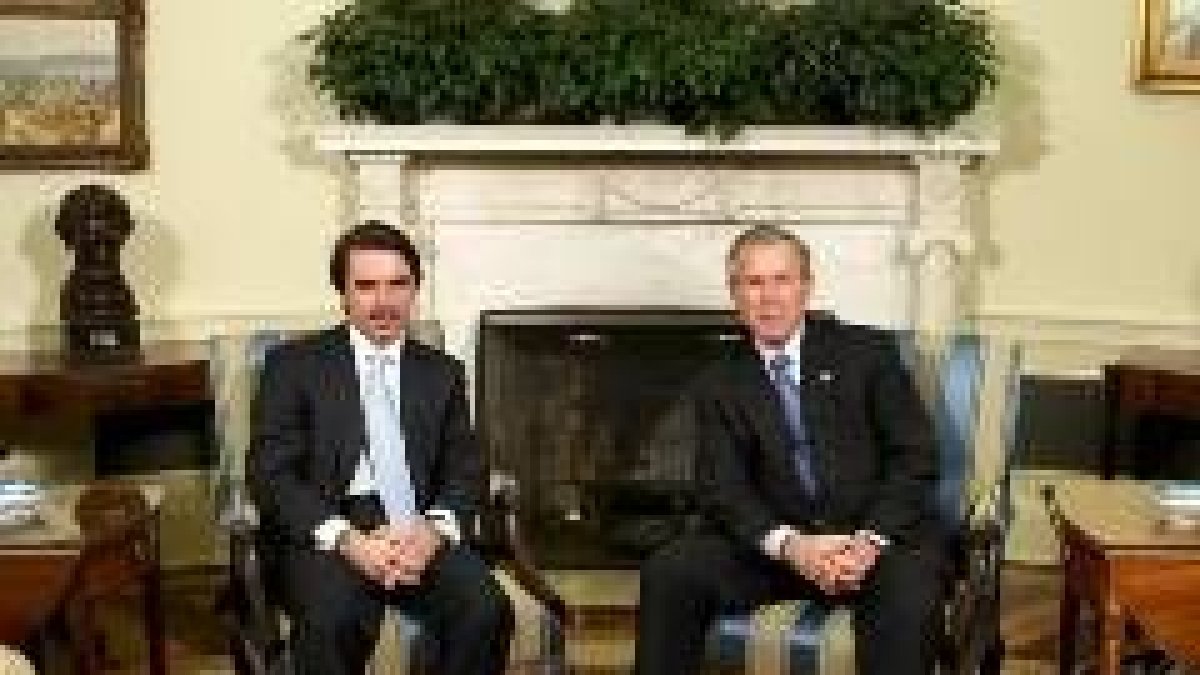 Aznar y Bush posan en el despacho Oval de la Casa Blanca