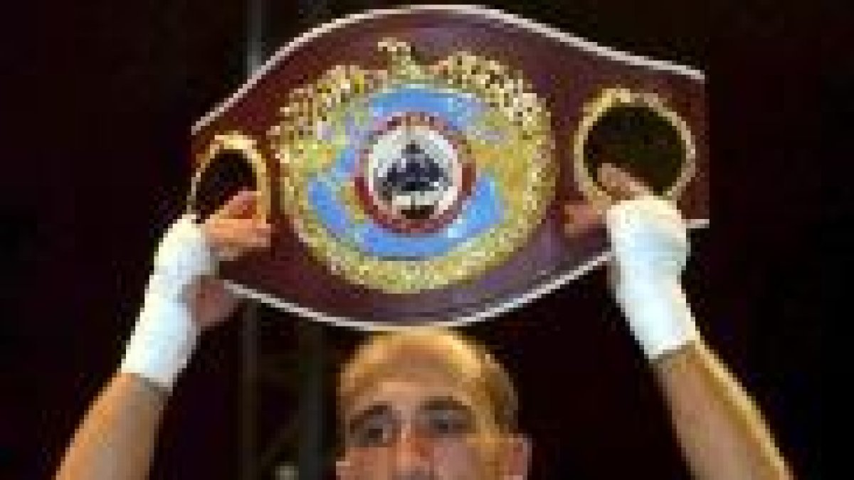 Jorge Mata muestra el cinturón de campeón del mundo del peso mínimo