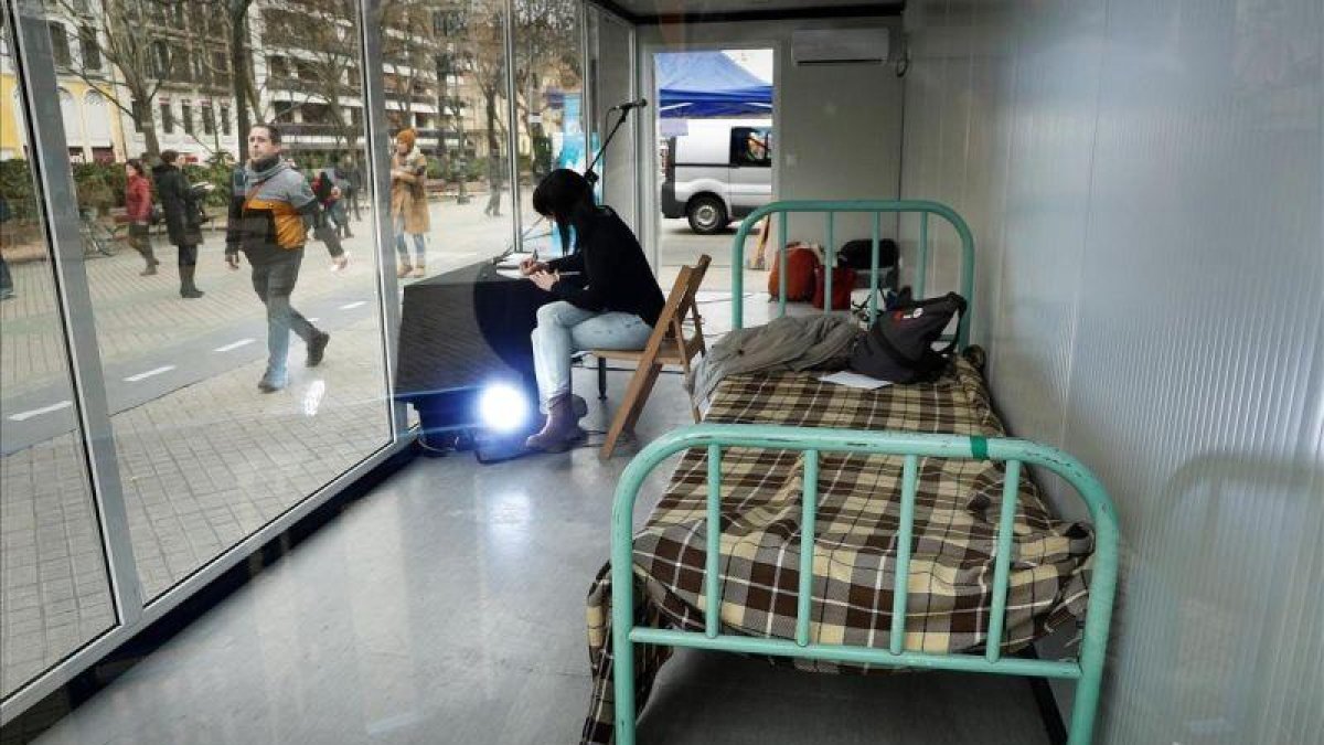 La plataforma Sare instaló en los últimos días de diciembre de 2018 en Pamplona esta simulación de una celda para socializar la conculcación de los derechos humanos de los presos vascos. Se refiere a los reclusos de la banda terrorista ETA.