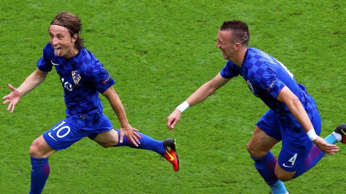 Luka Modric celebra el gol que le dio la victoria a Croacia sobre Turquía. SRDJAN SUKI