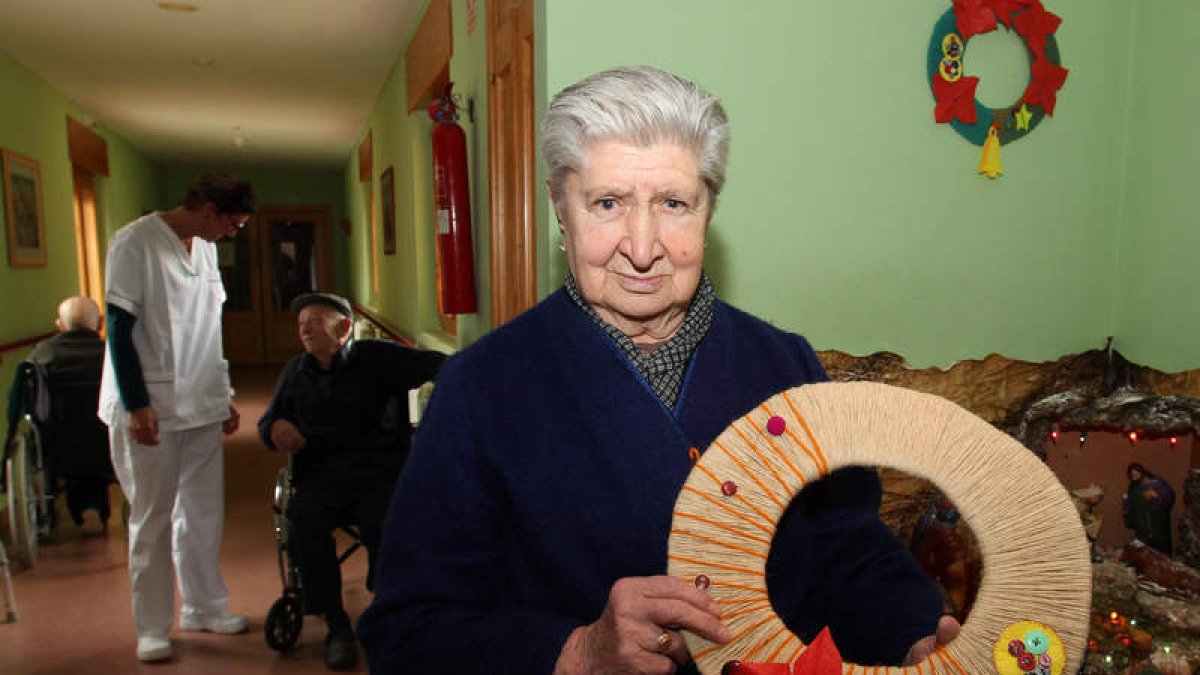 Manuela Álvarez muestra uno de los adornos navideños que ha realizado este año.