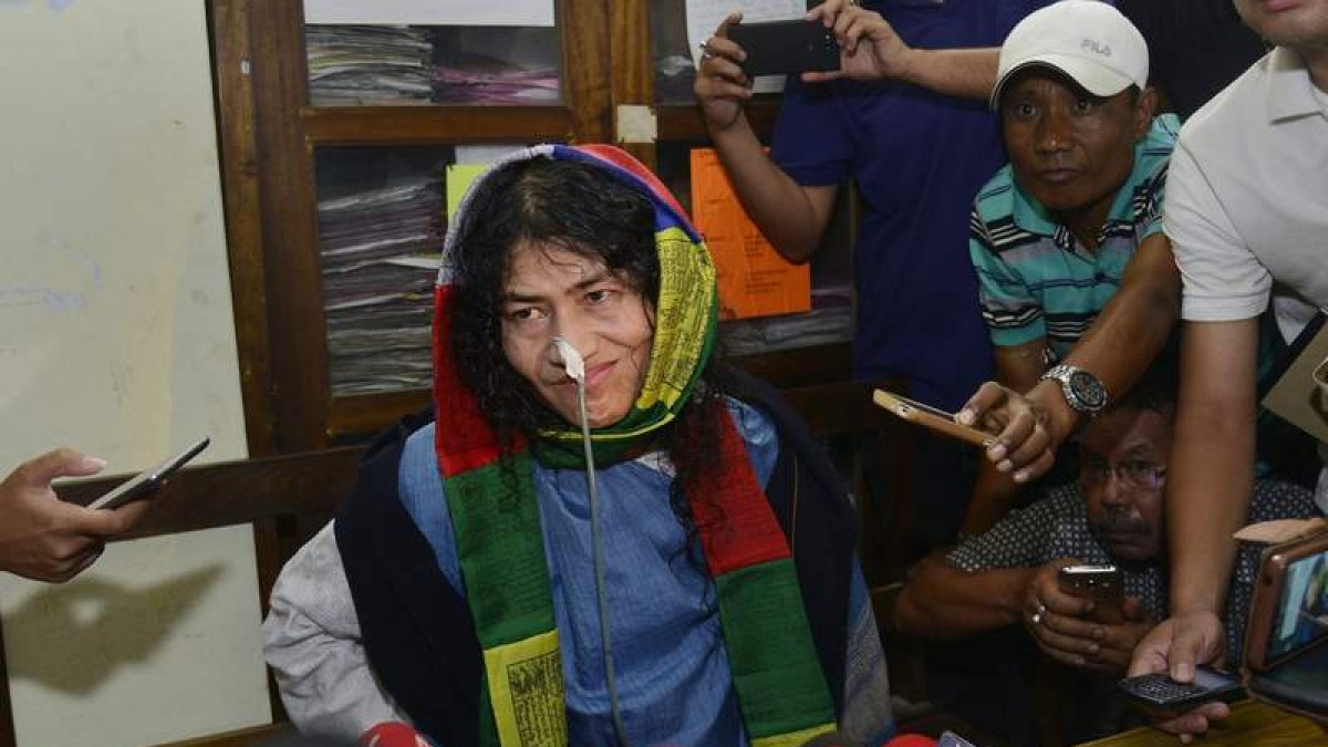 La activista india Irom Sharmila atiende a los medios de comunicación tras comparecer ante el tribunal en Imphal. EFE