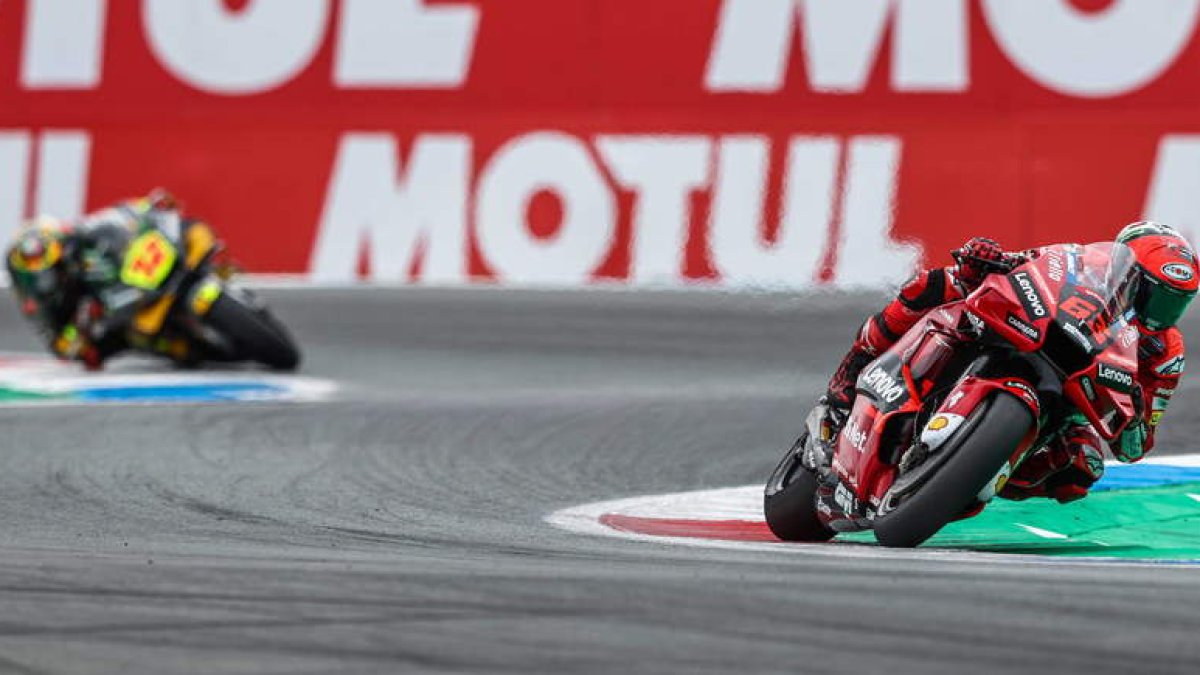Bagnaia y Bezzecchi cruzaron en las dos primeras posiciones la línea de meta en Assen. JANNINK