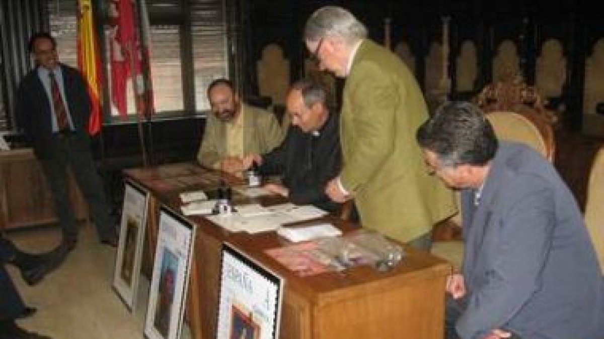 El obispo matasella un sobre ante el resto de autoridades