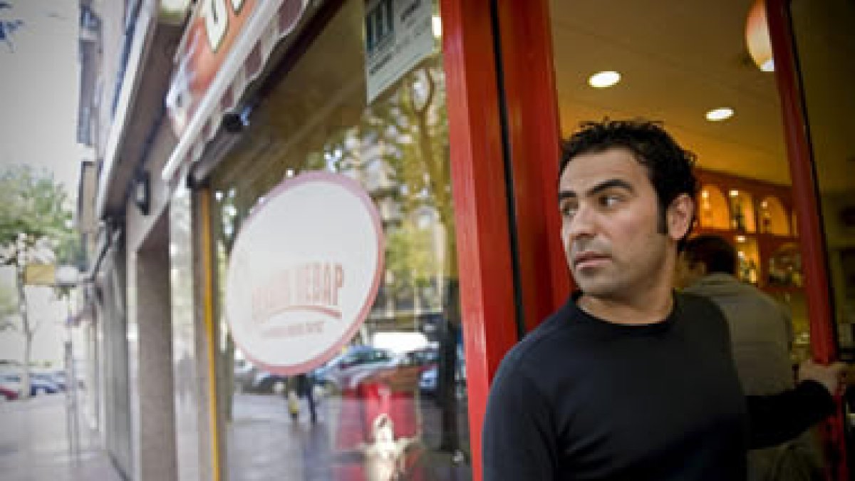 Murat, un turco de 32 años condenado por narcotráfico, ha abierto un kebab en Alcalá de Henares