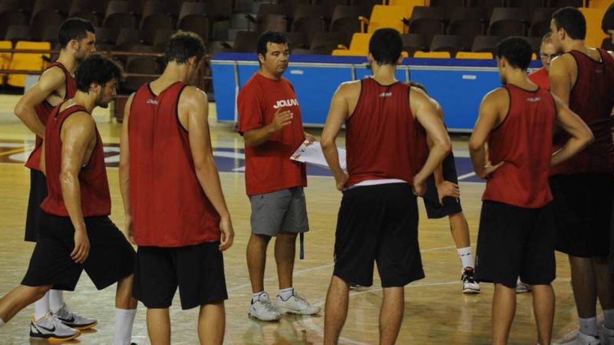 De Grado dirige la sesión preparatoria de ayer en Baloncesto León a la espera de nuevos fichajes.