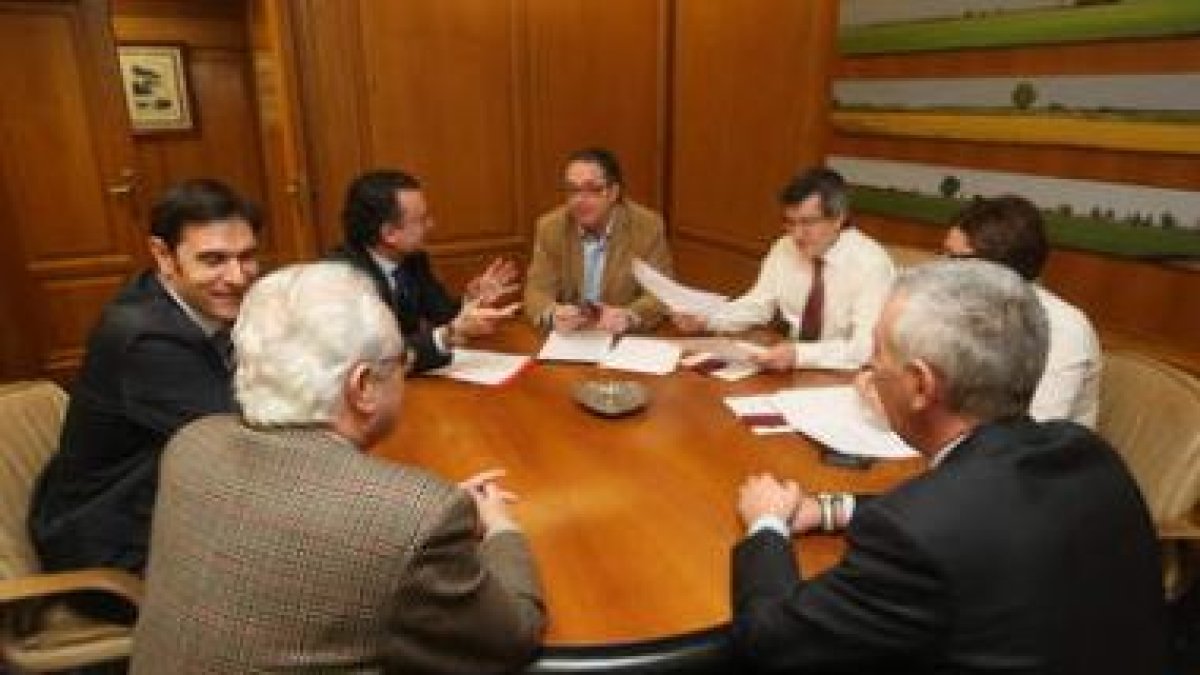 García, Alija, Salguero, Chamorro, Fernández, Travesí y Conty, durante la reunión.