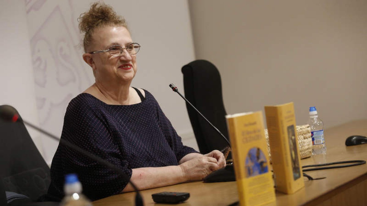 El Salón de los Reyes del Ayuntamiento de León, en la plaza de San Marcelo, celebró ayer la presentación de Ana Rossetti. FERNANDO OTERO