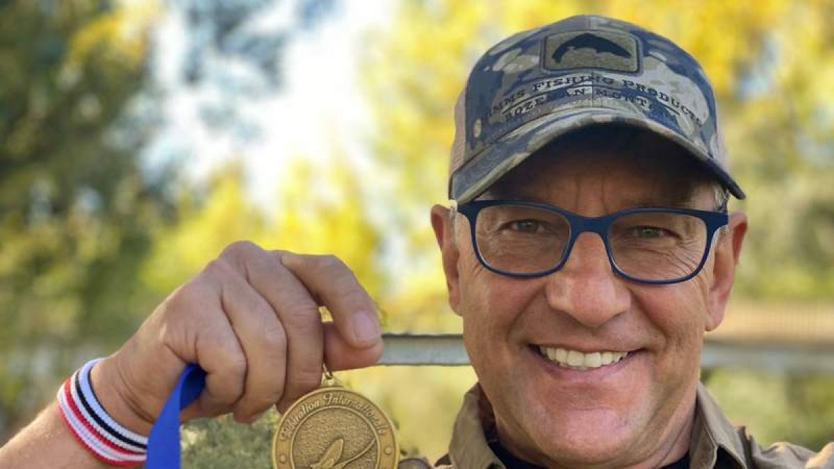 Francisco Javier Álvarez Tejedor con la medalla de bronce lograda en el Mundial Máster de pesca. DL