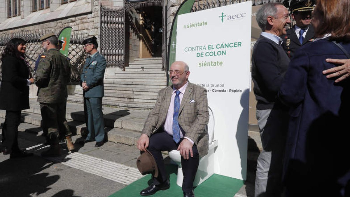 ‘Contra el cáncer de colon, siéntate’, lema de la campaña para la prevención. JESÚS F. SALVADORES