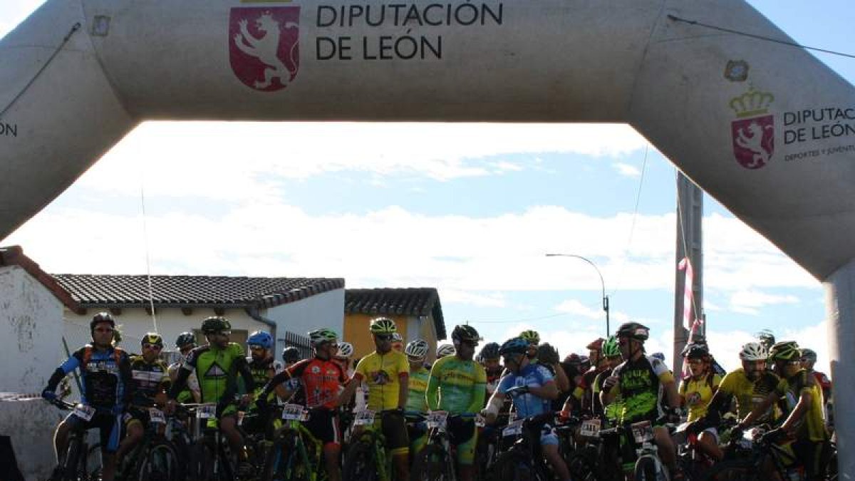 Didier González consolidó su liderato en el Circuito BTT Diputación de León tras el triunfo que se apuntaba en la séptima entrega del torneo en Almanza. BAUTISTA GUTIÉRREZ