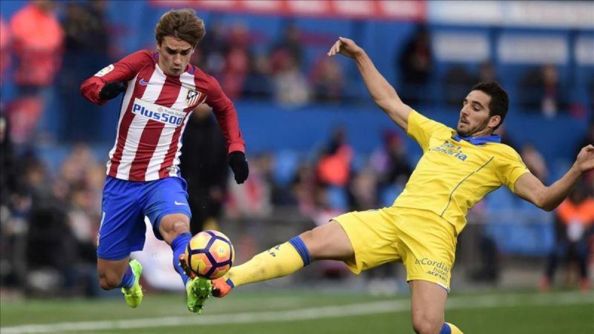 Griezmann avanza con el balón con la oposición de Bigas.