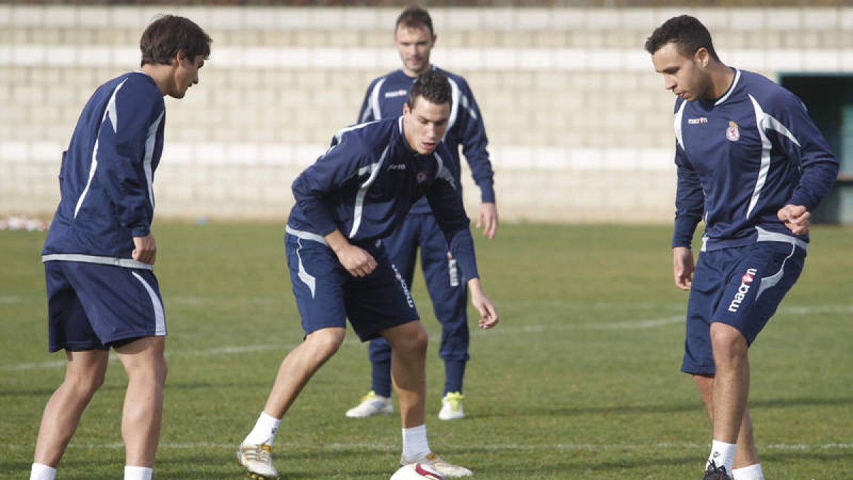 Los jugadores de la Cultural entrenan mientras se resuelven los problemas que impiden percibir subvenciones al club leonés.