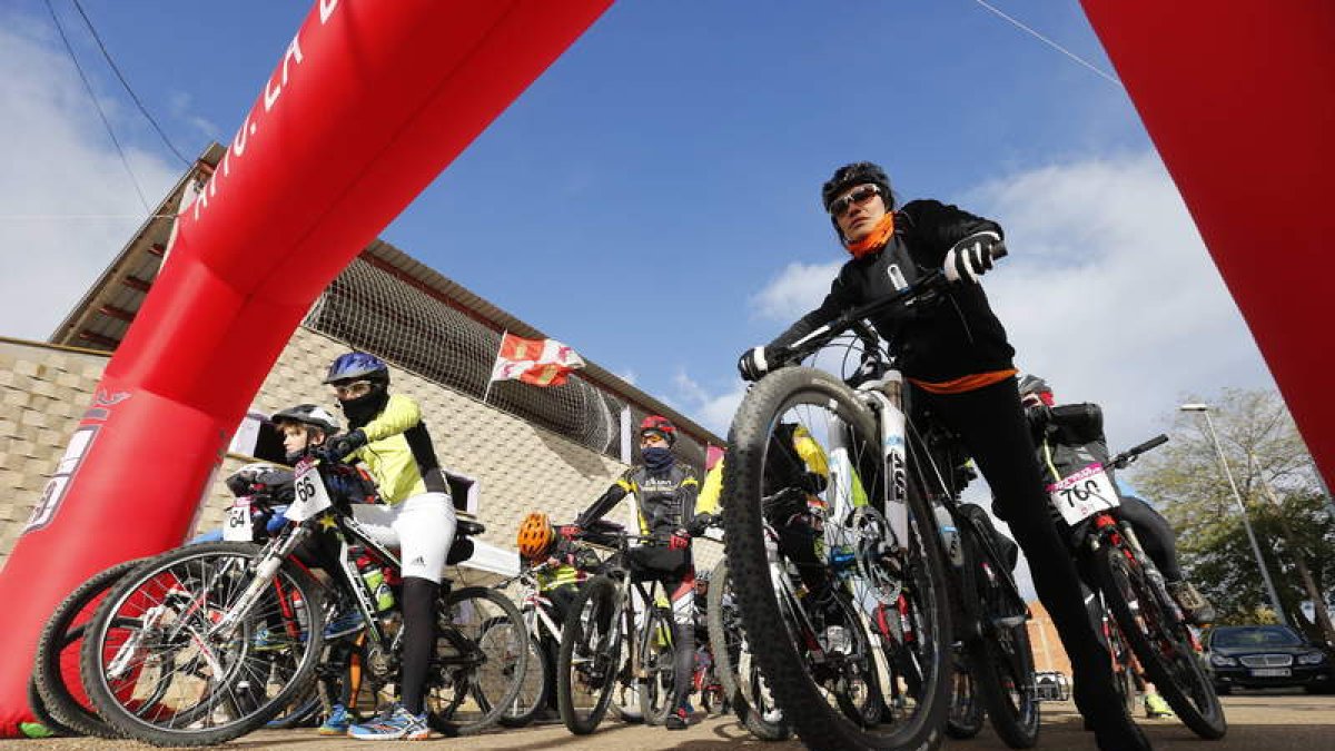 Los participantes en la carrera se preparan en la línea de salida para competir