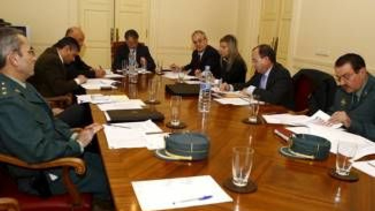 Componentes de la Comisión Provincial de Tráfico, durante la reunión de ayer por la mañana