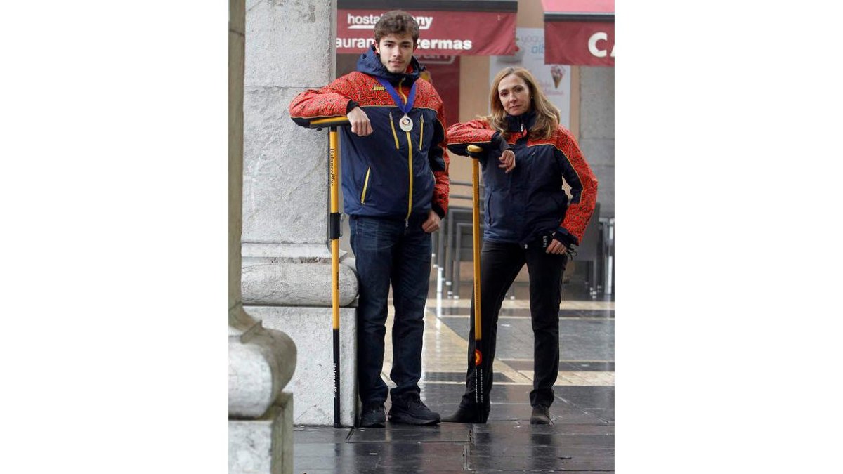 Eduardo junto a su madre Beatriz Cureses.