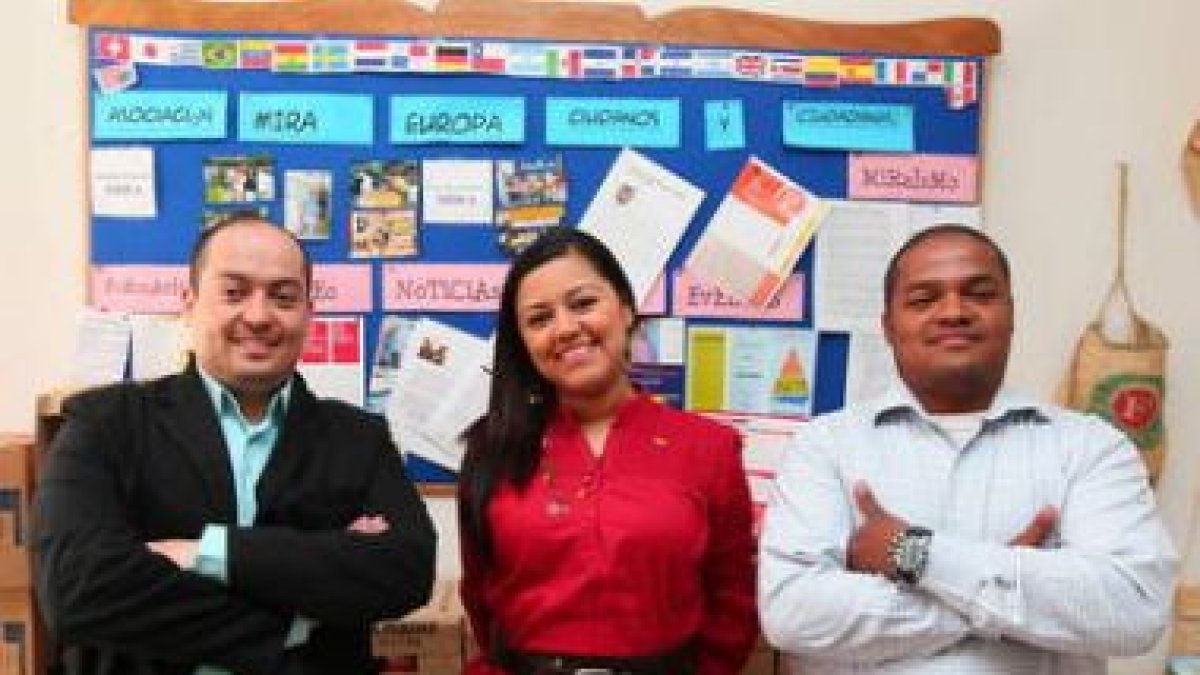 Jhovany Rojas, Elizabeth Álvarez y Leonardo Zapata en la sede de Mira.