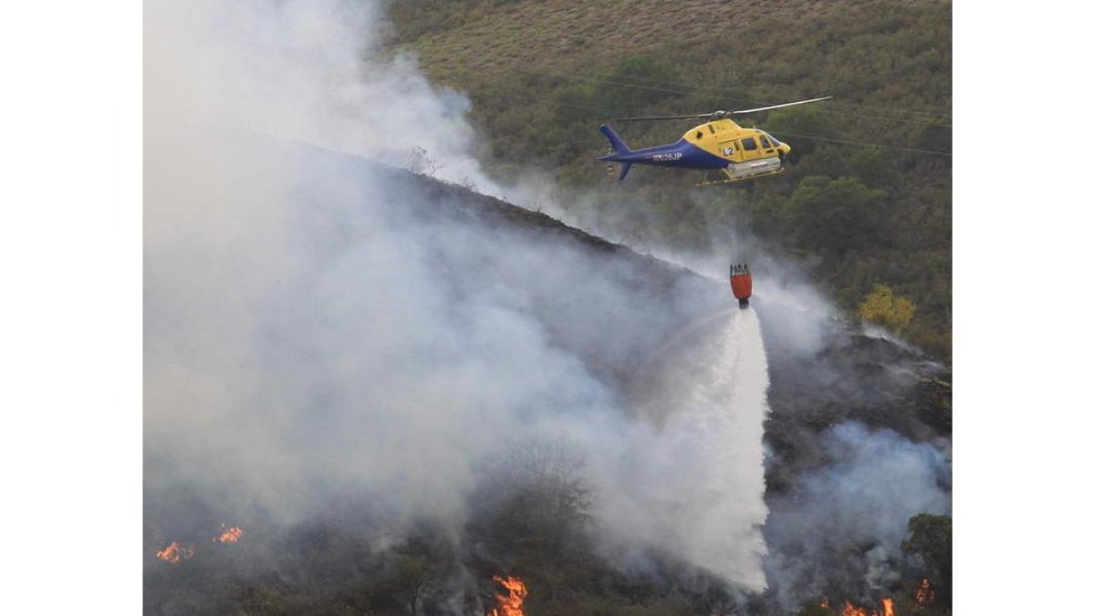 Helicóptero en las tareas de extinción de la semana pasada.