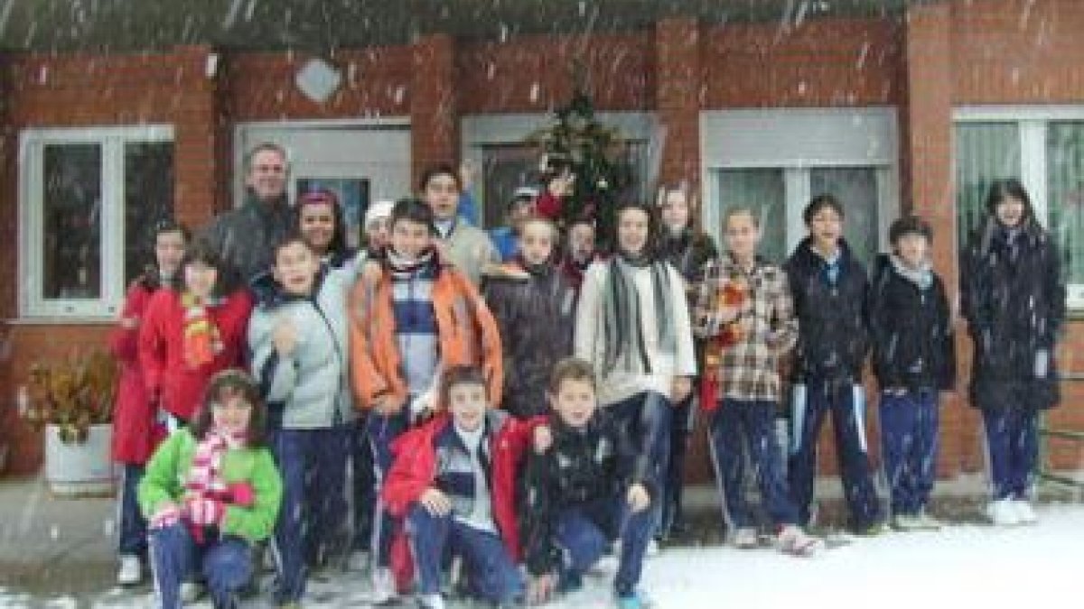 Los alumnos del colegio Paula Montal, en el centro del Alzhéimer de Astorga.