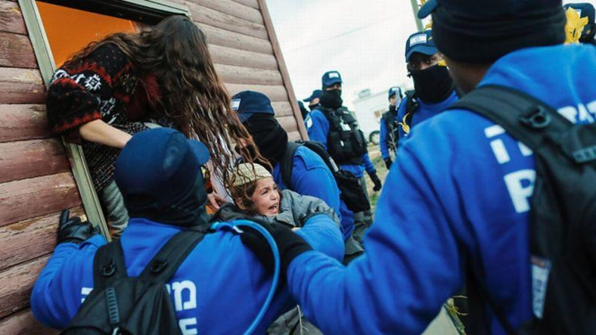 Cientos de soldados israelíes evacúan a 40 familias de la colonia Amona en Cisjordania.