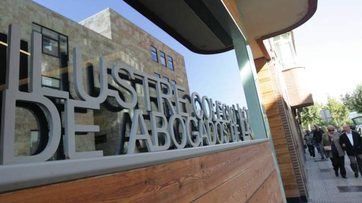 Imagen exterior del Colegio de Abogados de León, frente al edificio de los Juzgados.