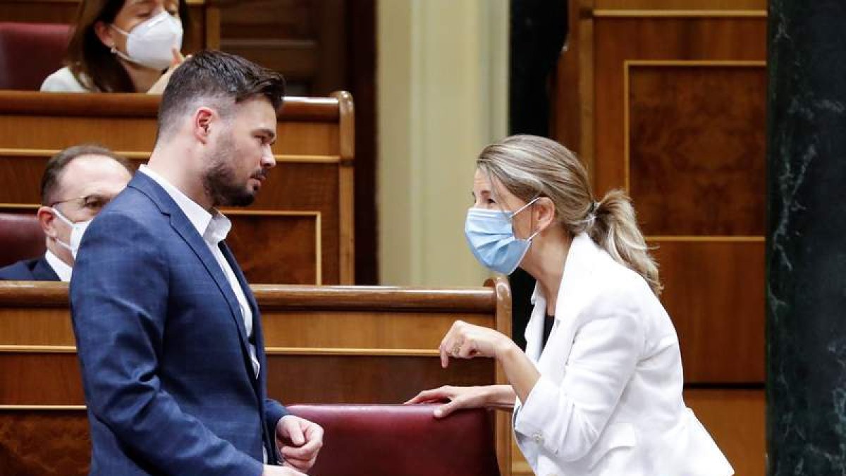 El portavoz de ERC, Gabriel Rufián, escucha a la ministra de Trabajo, Yolanda Díaz. BALLESTEROS