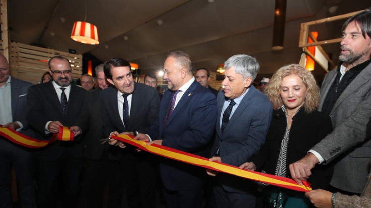 Momento del corte de cinta, en la feria de Biocastanea que se celebra en Carracedelo. ANA F. BARREDO