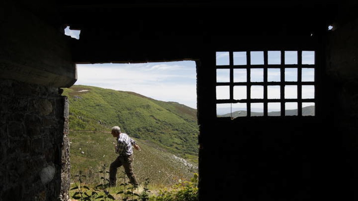 Imagen de una de las viviendas abandonadas de Peña del Seo, el poblado del Wolfram. JESÚS F. SALVADORES