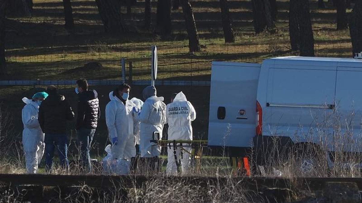 Efectivos de la policía científica de la Guardia Civil en el lugar donde apareció el cadáver de Esther López en Traspinedo. R. GARCÍA