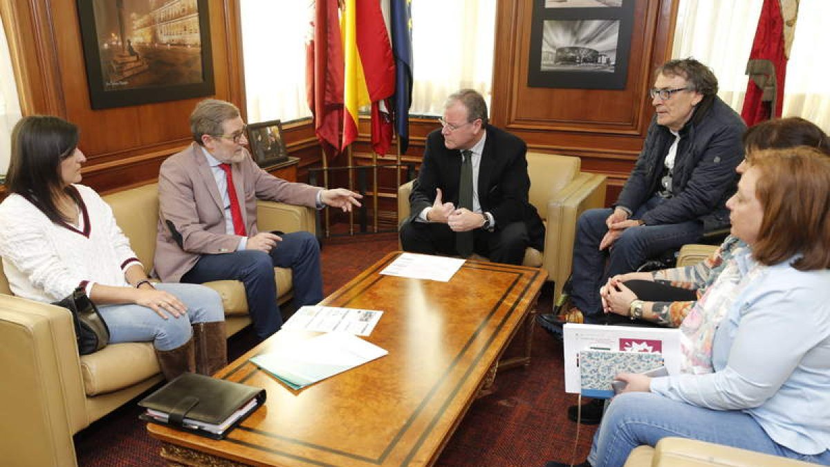 Encuentro en el despacho del alcalde de León, ayer por la mañana. RAMIRO