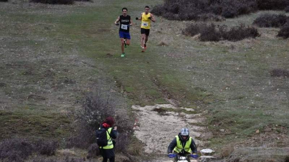 Los corredores del Astorga Running en Almanza. MÓNICA PÉREZ