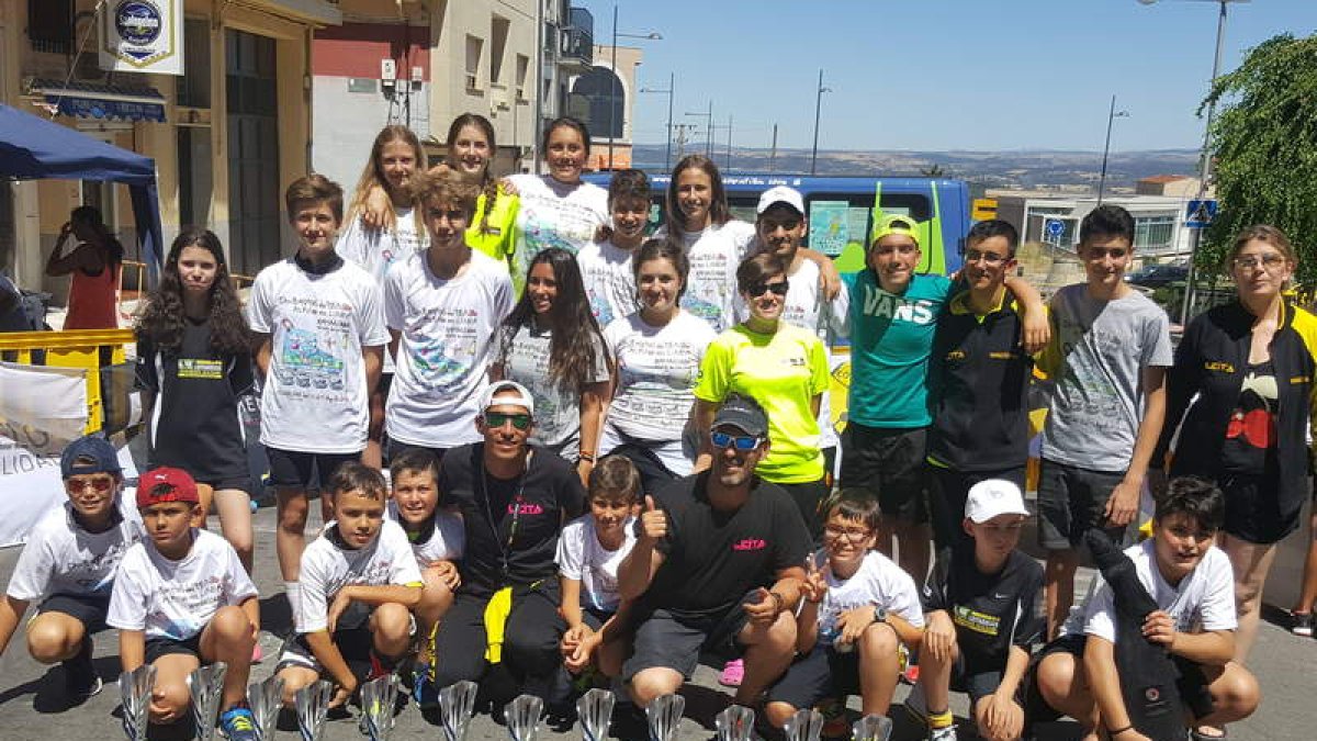 El equipo lacianiego, con la cosecha de los trofeos conquistados en Guijuelo en la Copa de Castilla y León. DL