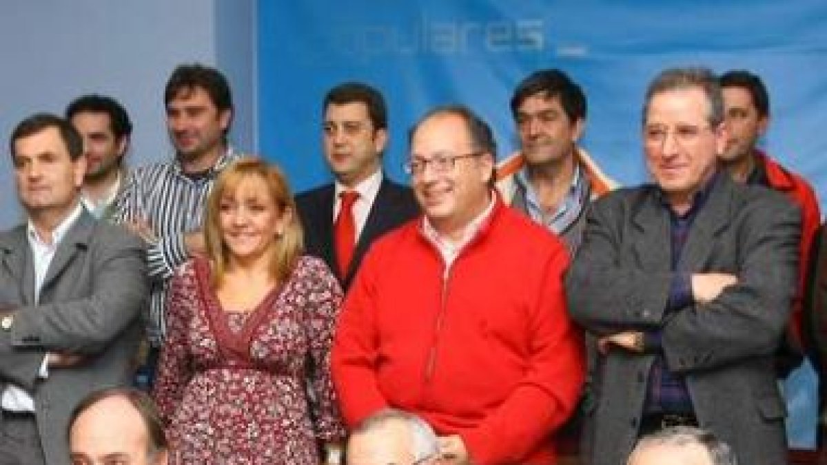 Carrasco, rodeada de alcaldes y portavoces del PP, con Merayo el cuarto a la derecha en la segunda f