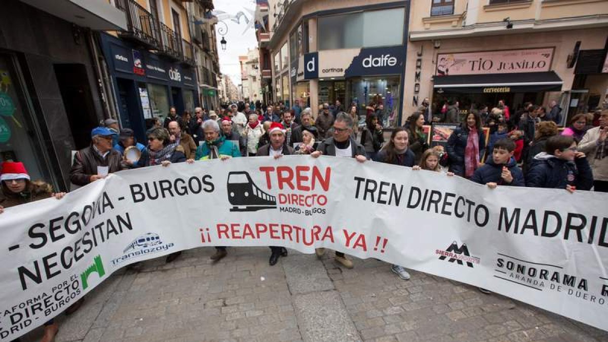 La Plataforma por el Ferrocarril Directo Madrid-Burgos durante una manifestación. PACO SANTAMARIA