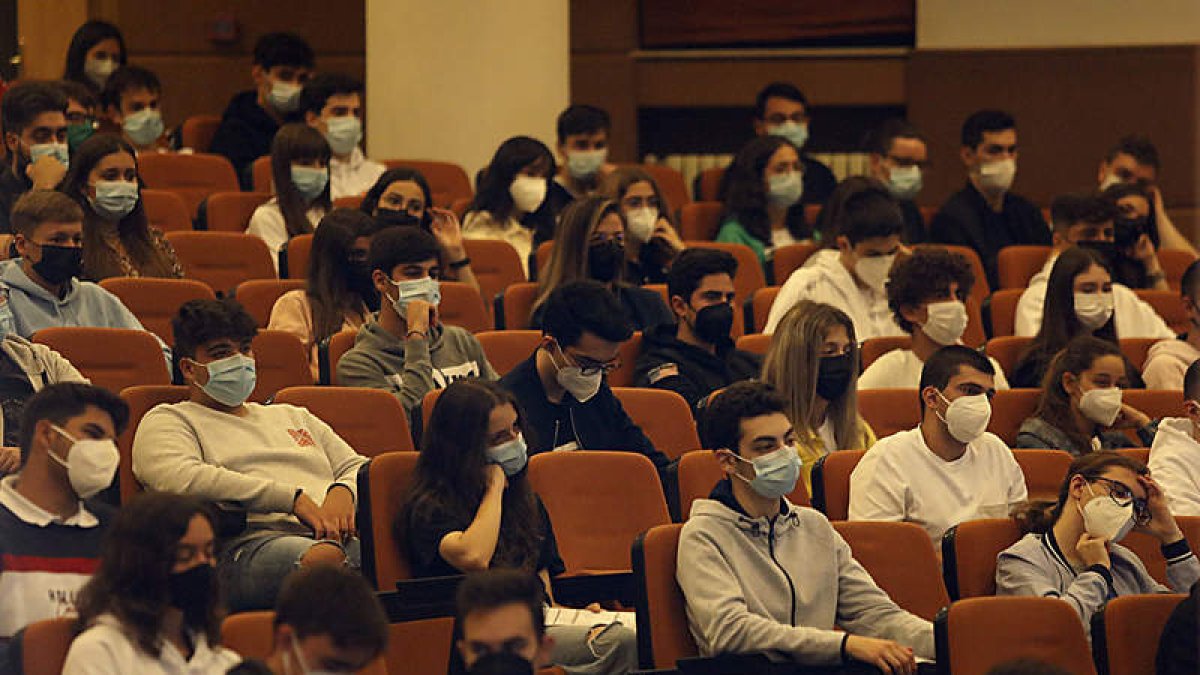 Una investigadora del Inbiotec, en la sede del instituto. MARCIANO PÉREZ