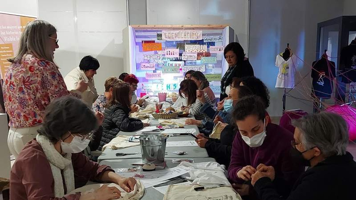 Imagen de una actividad desarrollada en Valencia de Don Juan relacionada con las mujeres. DL