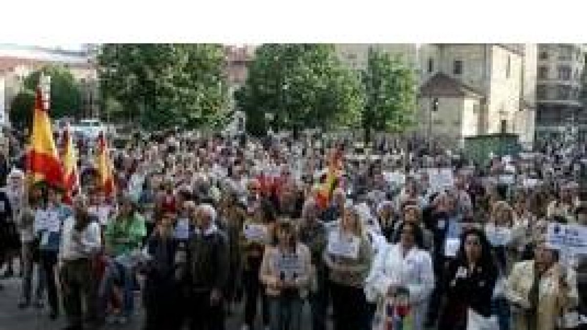 Un momento de la manifestación contra las listas de ANV en la plaza de Botines de la capital